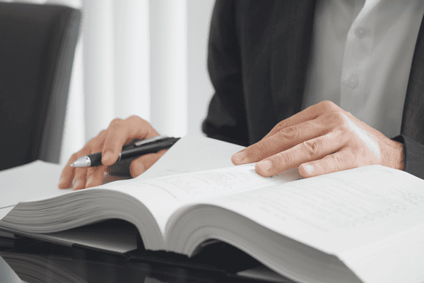 本で調べ物をしている写真