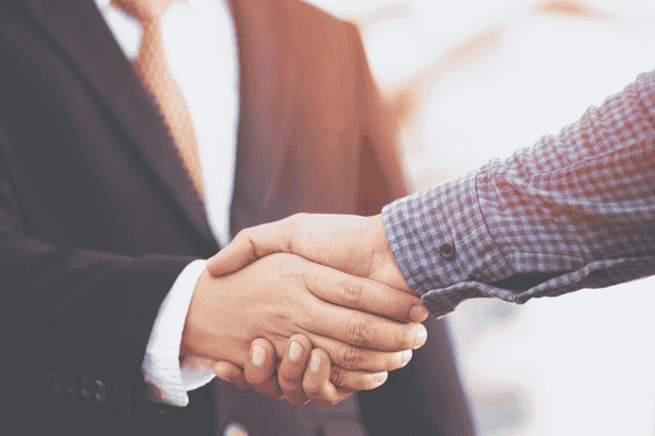 握手をしている写真