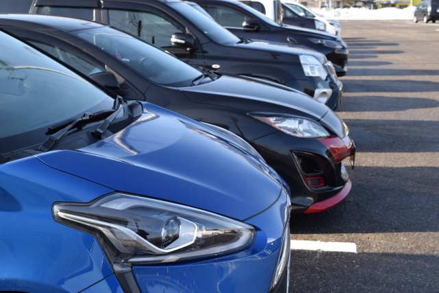 駐車場に停車している車